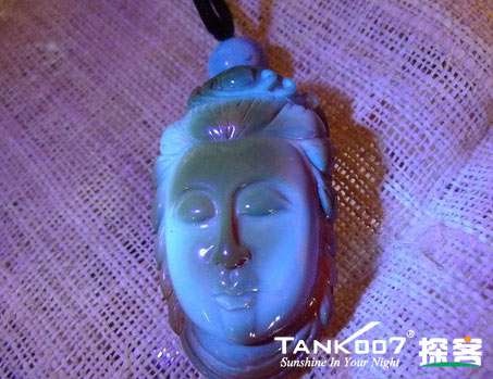 網(wǎng)上用紫光手電鑒定琥珀的帖子這么多，哪個是真假？